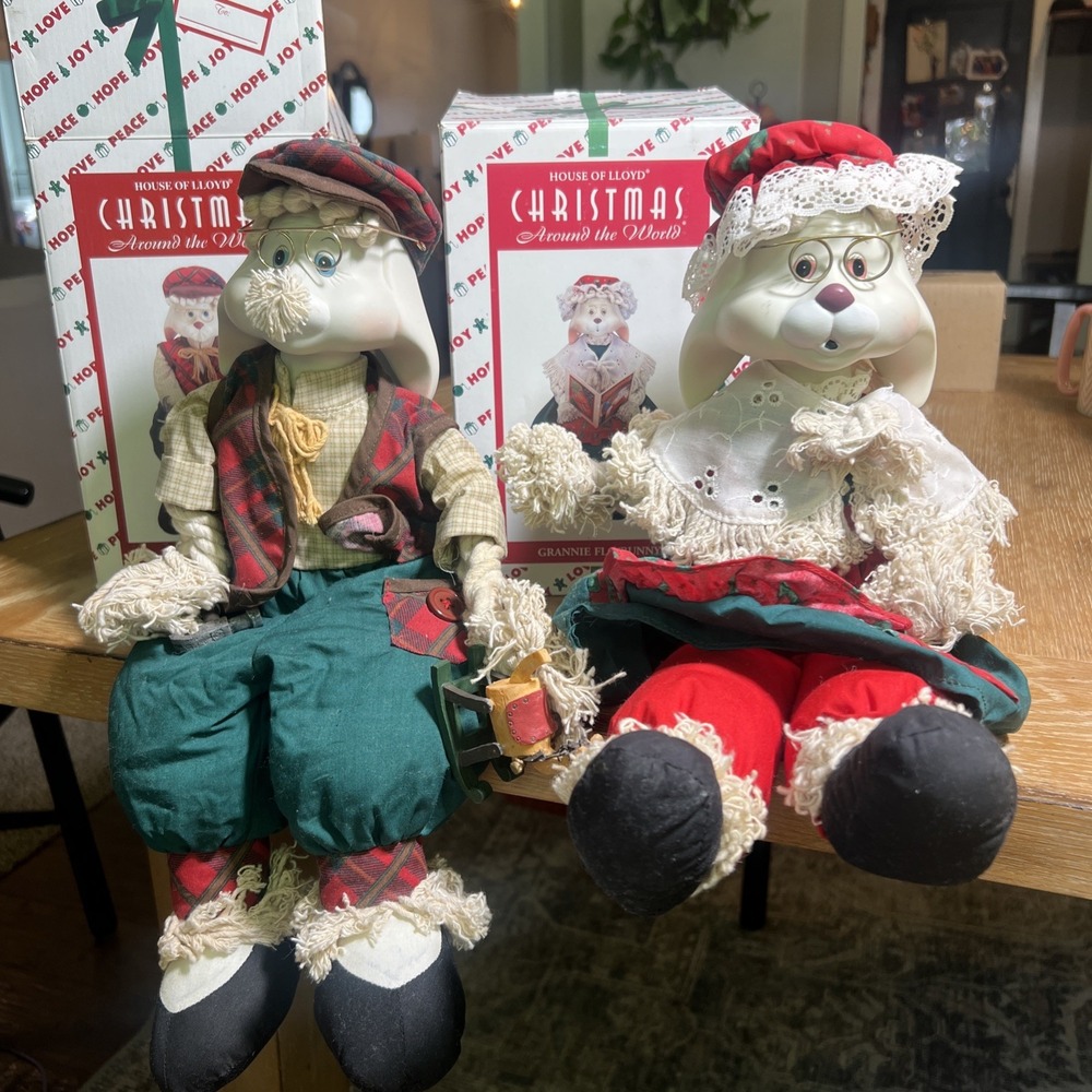 House of Lloyd Christmas Around the World Grandpa Lloyd & Grannie Flo Bunny